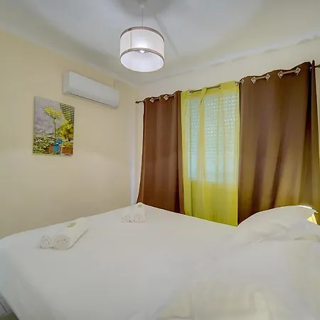 Immogroom - Central - Ac - Terrace - Near Shops *